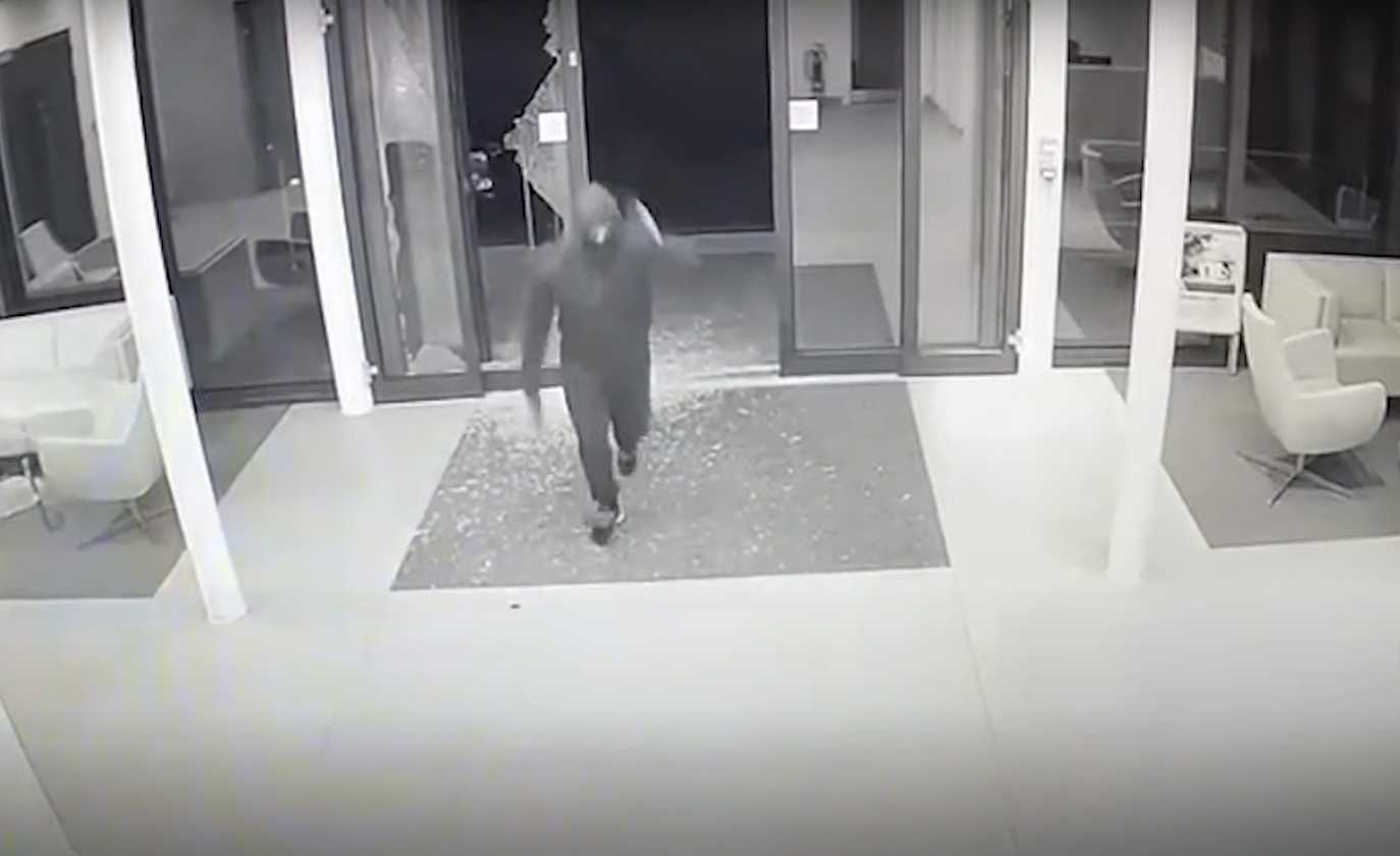 Au furat un seif de 750 de kilograme plin ochi cu ceasuri și bijuterii de lux / VIDEO