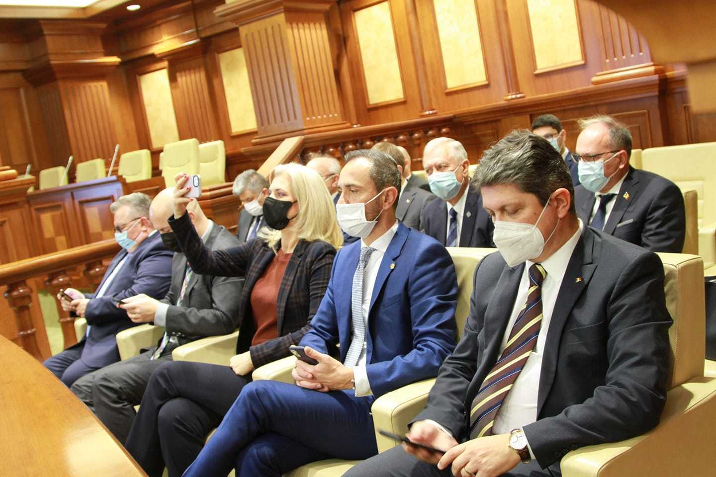 La ședința Parlamentului participă și legislatori de la București