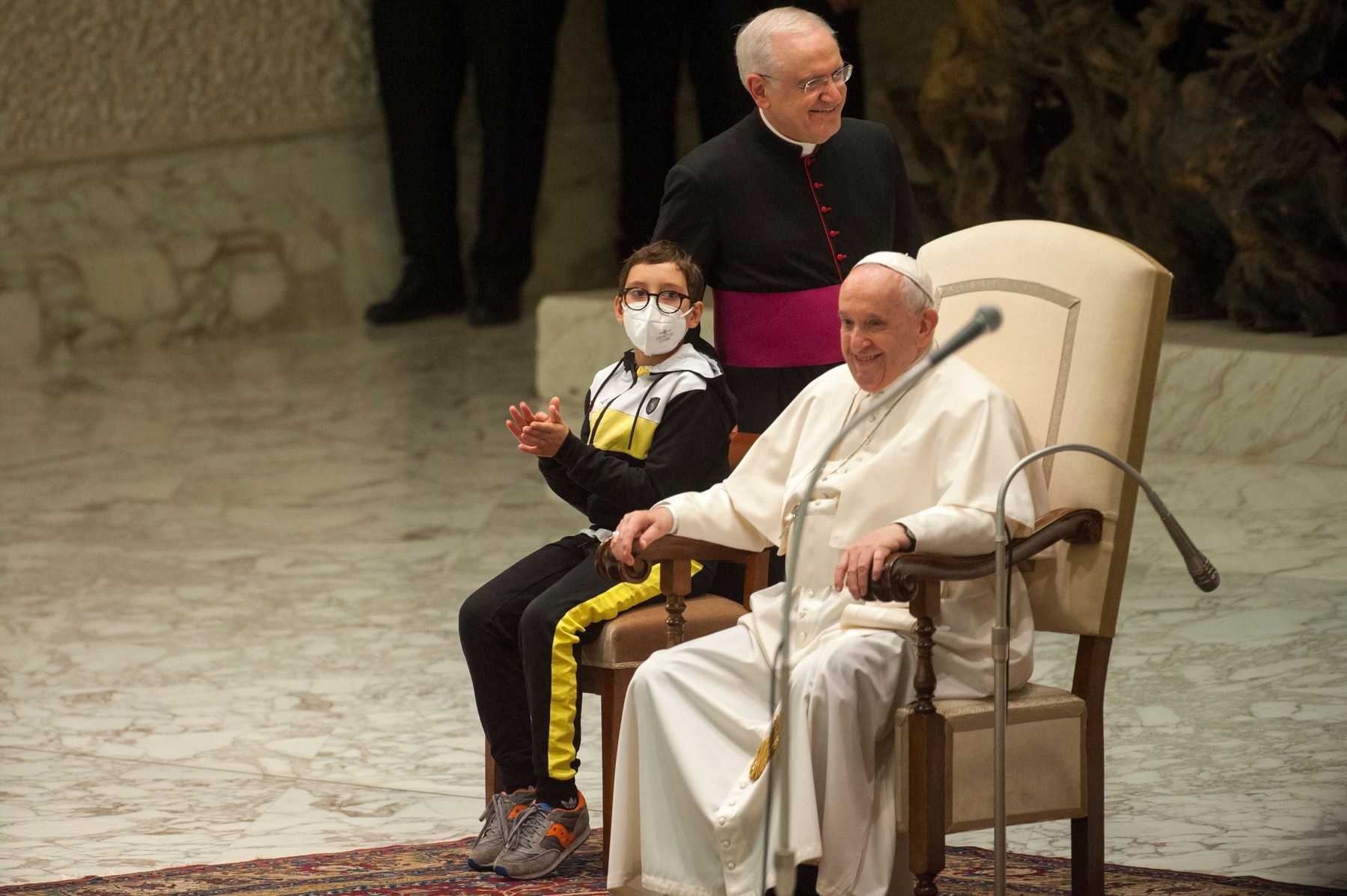 Un băieţel a întrerupt audienţa Papei Francisc pentru a-i cere boneta / VIDEO