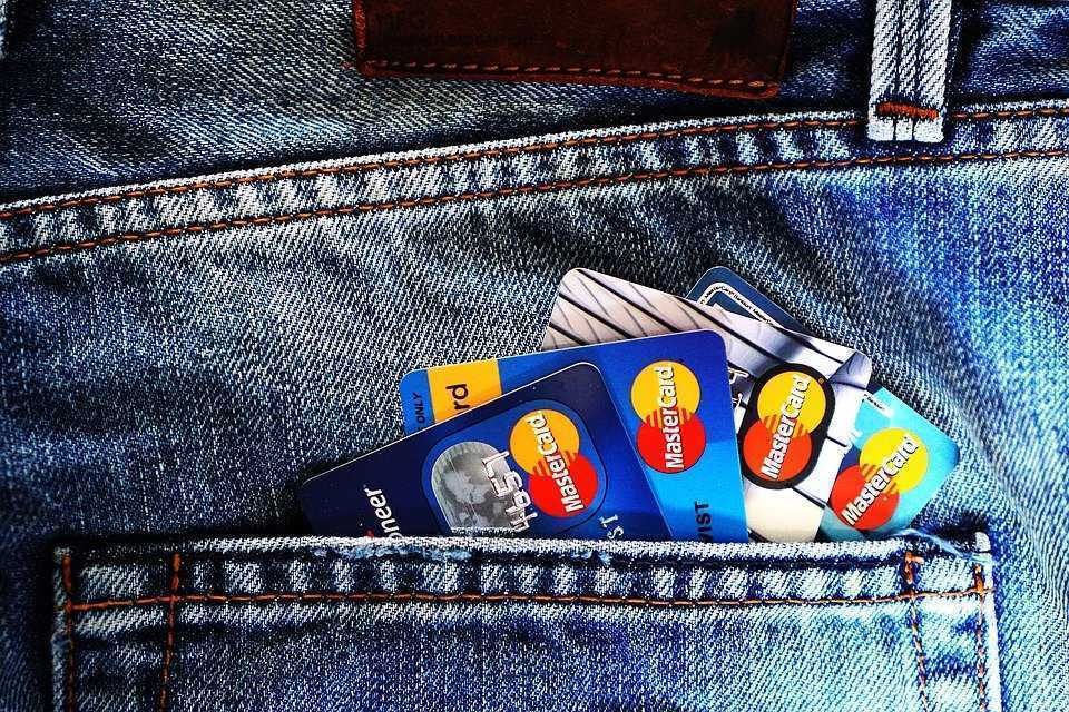 Reținut de polițiști pentru că fura bani de pe carduri bancare