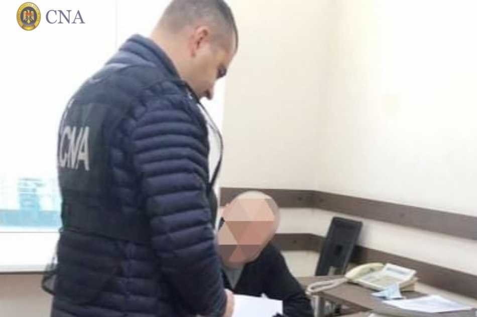 Vicedirectorul ÎS Poșta Moldovei a fost reținut de CNA într-un dosar de abuz de serviciu