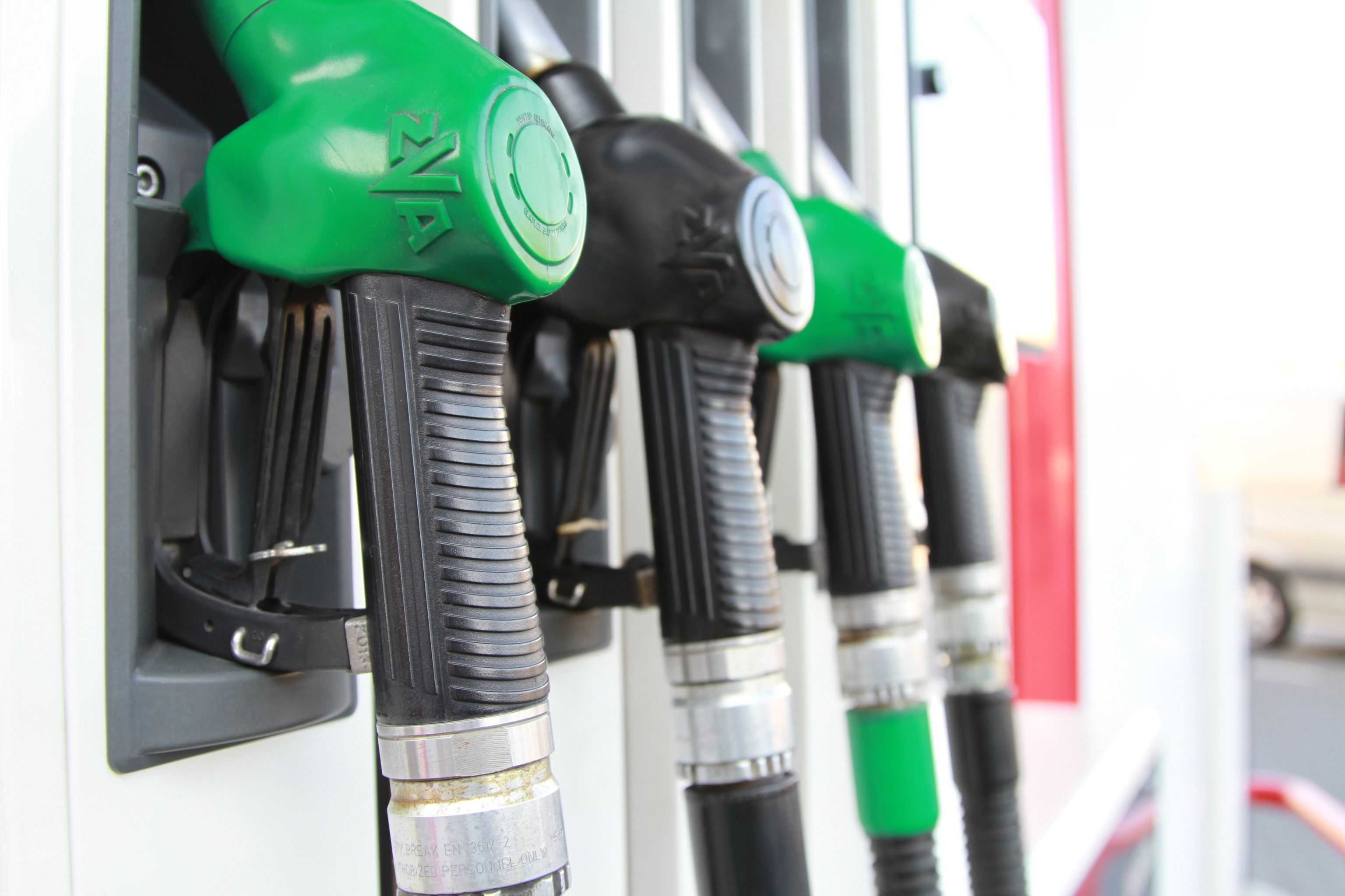 ANRE a redus prețul benzinei cu încă șase bani