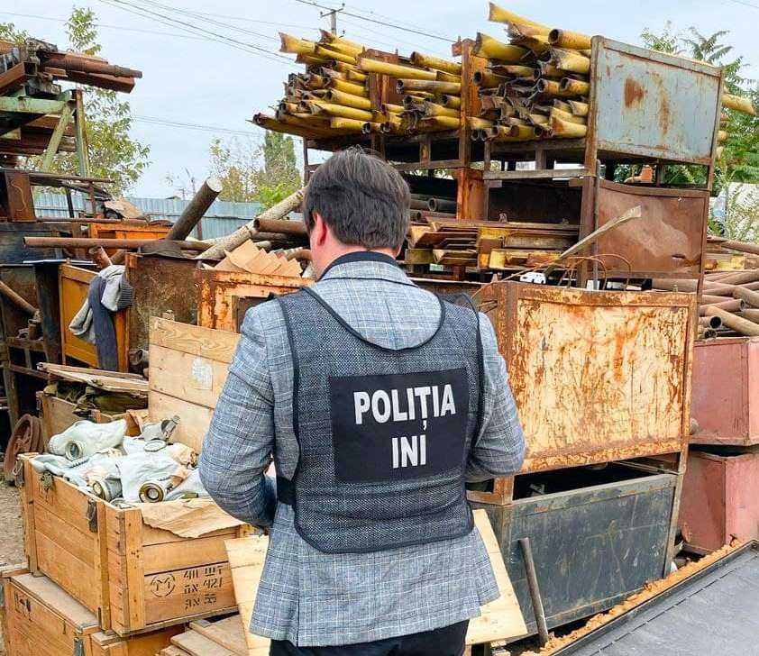 Măști de gaze sovietice fără acte de proveniență, vândute ca pâinea caldă