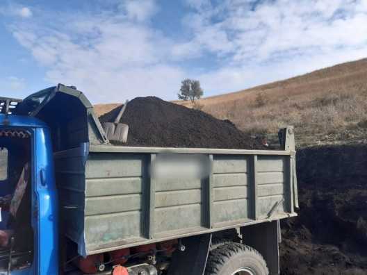 Extrăgea și vindea ilegal sol fertil / VIDEO