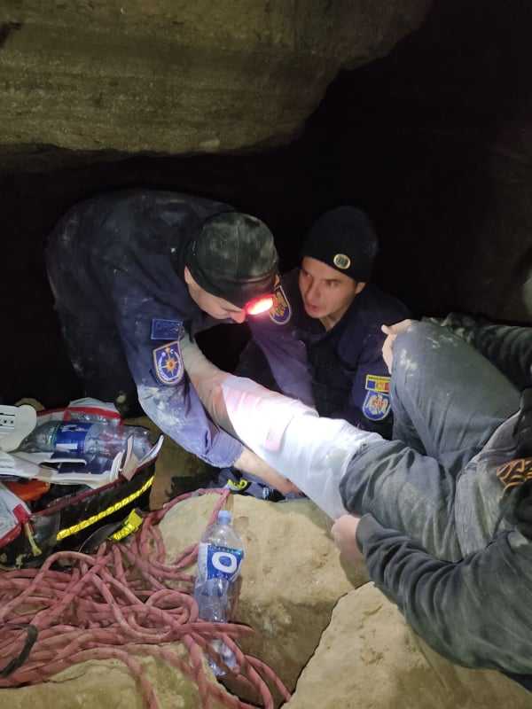 Blocat la o adâncime de 350 metri, un tânăr a fost salvat de angajații IGSU / VIDEO