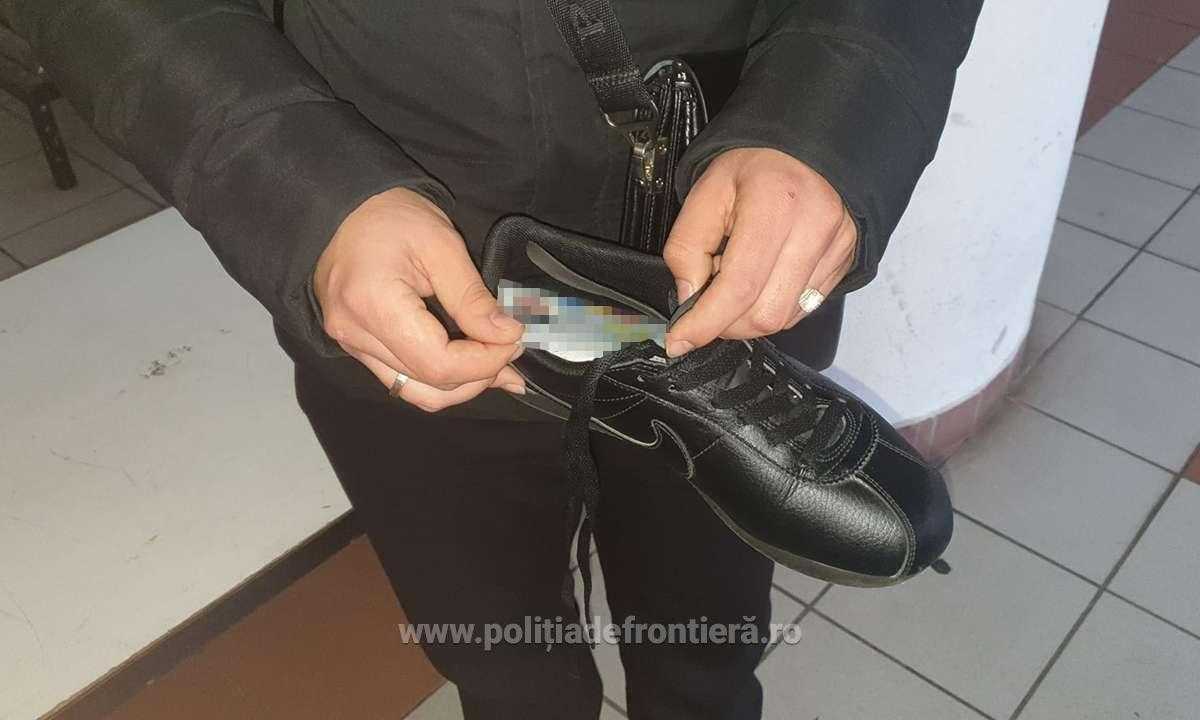 Două cărți de identitate false oprite din drumul către Germania