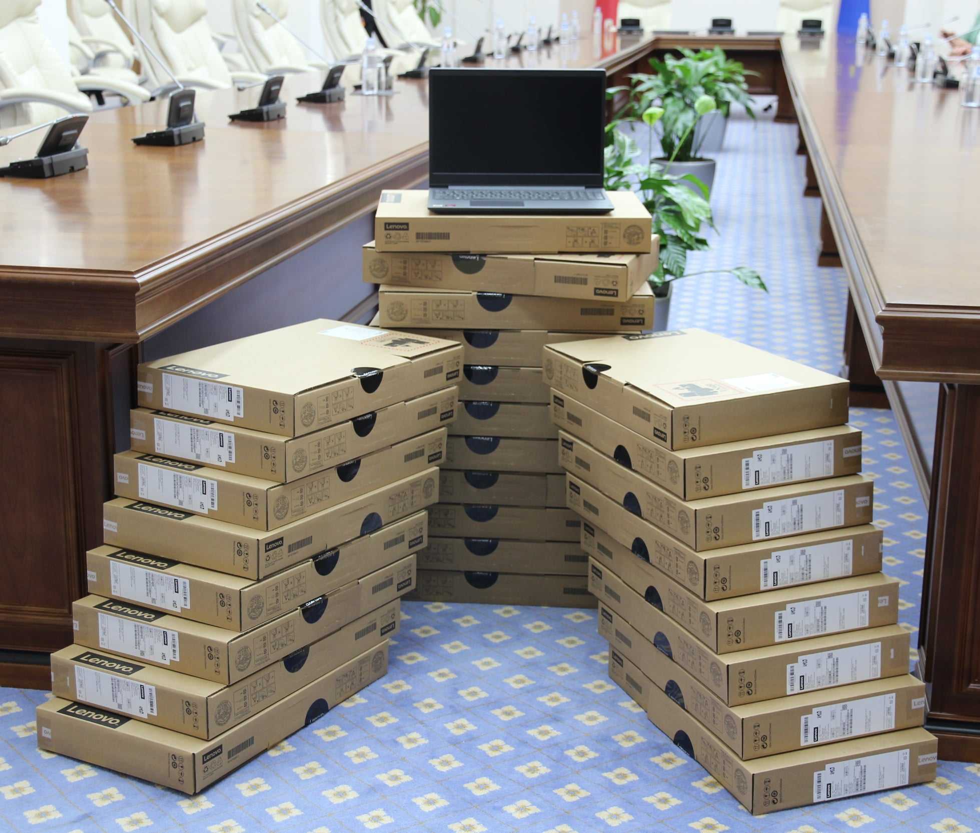 Cele aproape 10 000 de laptopuri au fost trecute în proprietatea consiliilor raionale