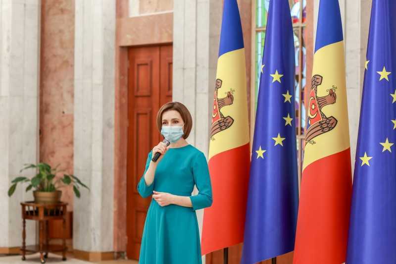 Basm real: Maia Sandu și Pomii de Crăciun