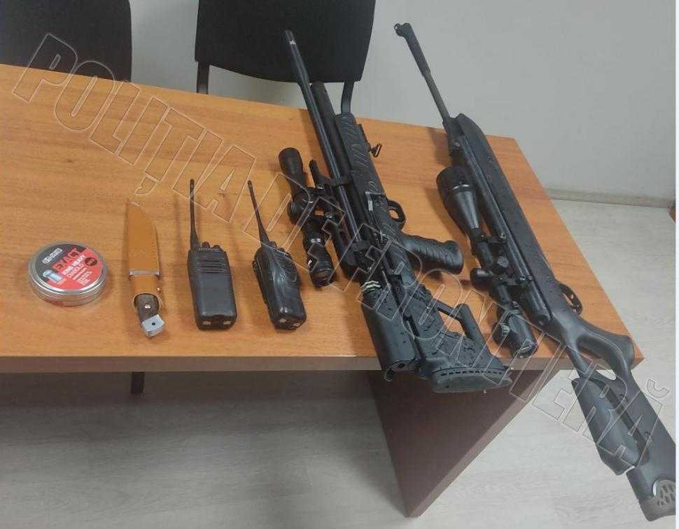 Două arme pneumatice, două stații radio și un cuțit, ridicate la frontieră