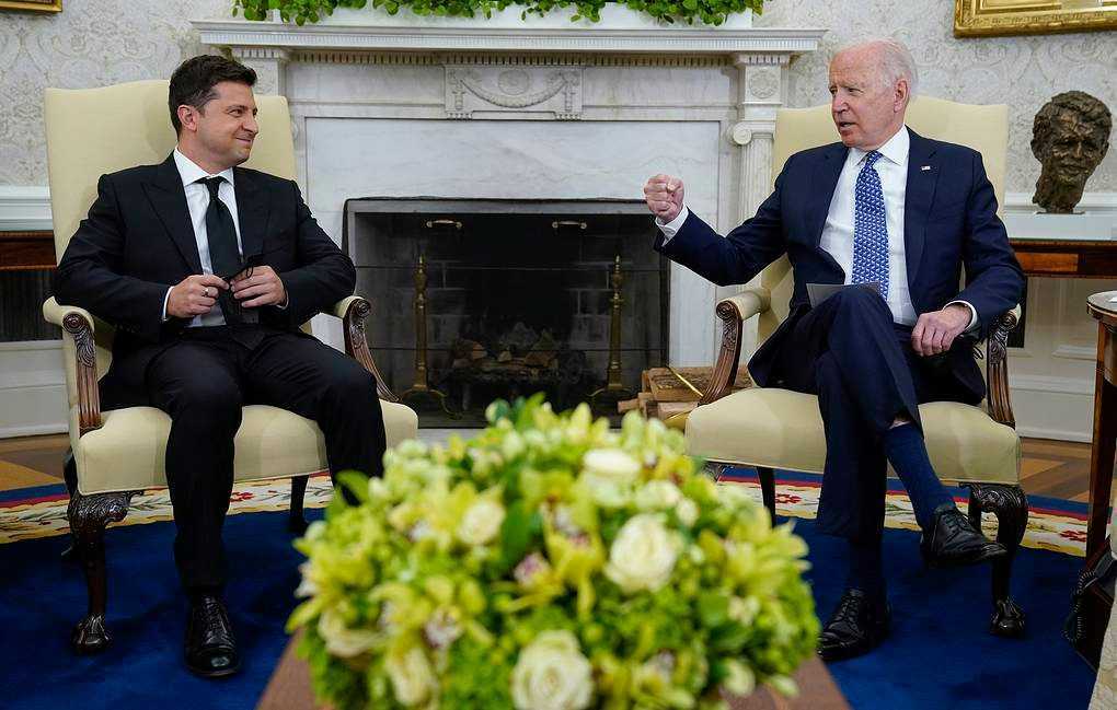 Biden l-a asigurat pe Zelenski de un răspuns energic în cazul invaziei rusești