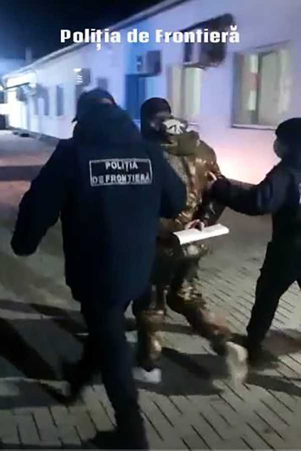 Agresor imobilizat de către un polițist de frontieră, aflat în serviciu