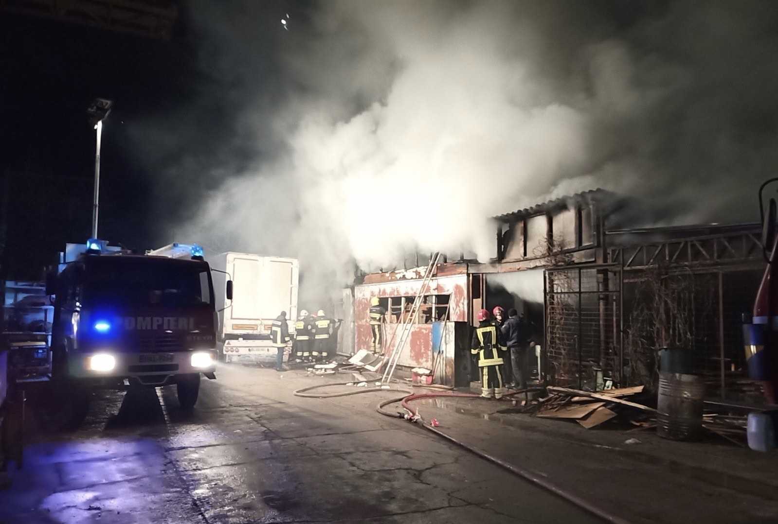 Pompierii din capitală au intervenit concomitent în două incendii pe parcursul nopții