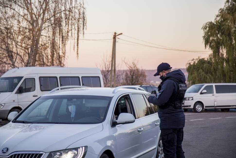 Trei călători care plecau în Germania, depistați cu acte falsificate