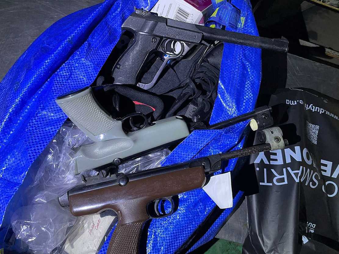 Trei arme nedeclarate, depistate de angajații Serviciului Vamal în mașina unui conațional
