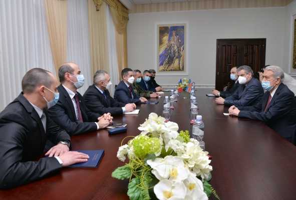 Conducerea Ministerului Apărării s-a întâlnit cu vicepremierul Oleg Serebrian