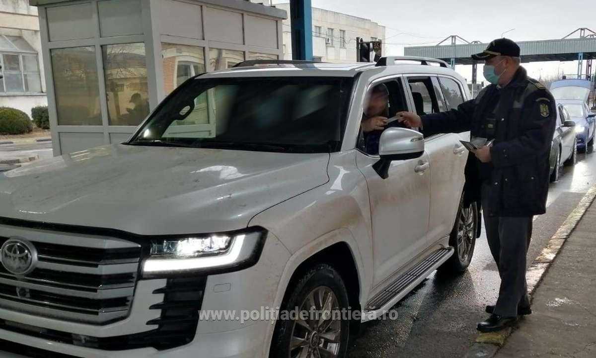 Două persoane care nu aveau dreptul de a conduce, surprinse la volan de polițiștii de frontieră