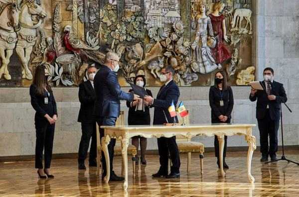 Miniștrii Apărării ai R.Moldova și României au semnat un Protocol de cooperare în domeniul învățământului militar