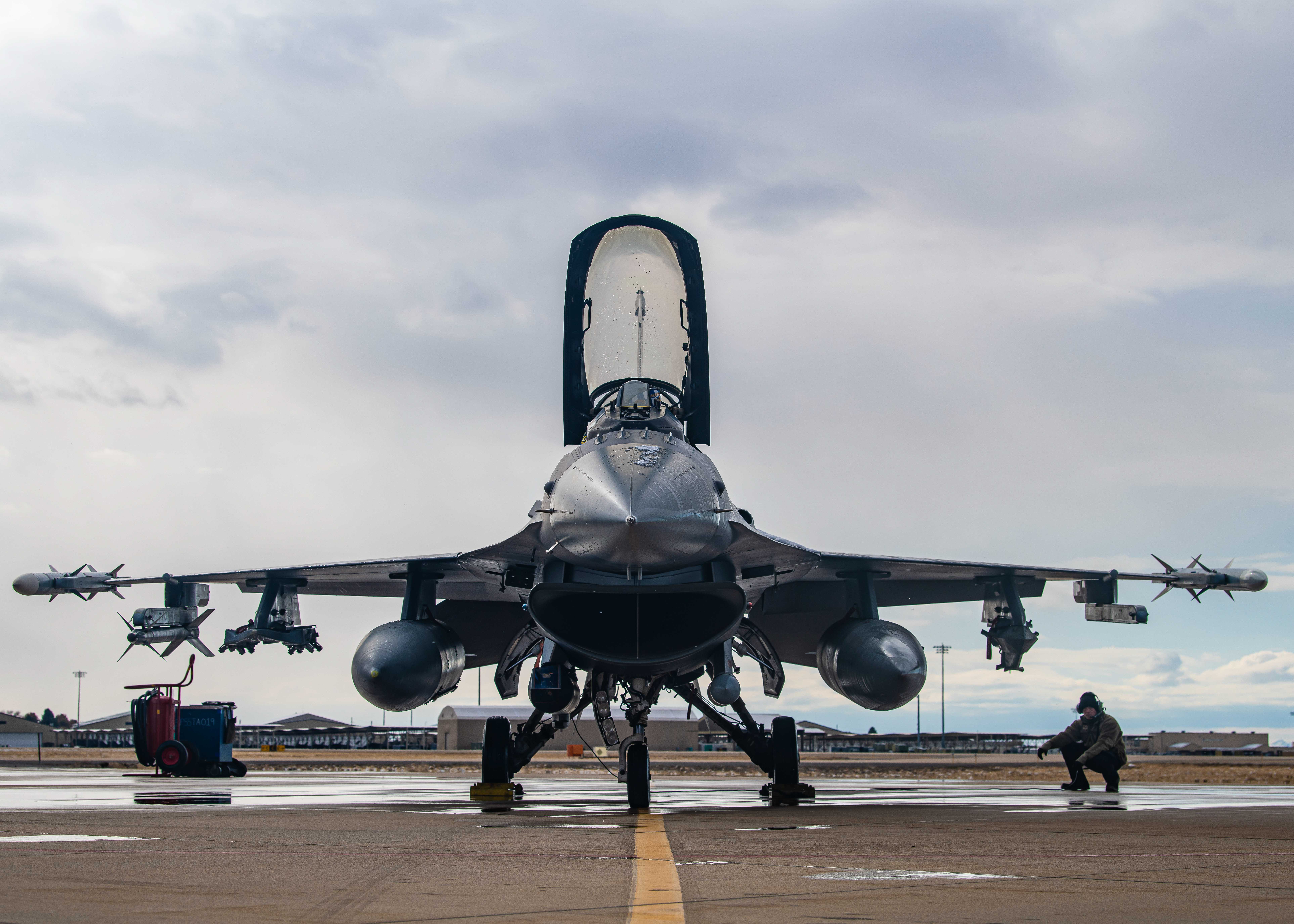 Americanii trimit avioane F-16 în România