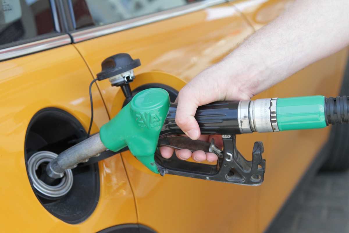 Prețul benzinei reglementate tot mai aproape de 24 de lei