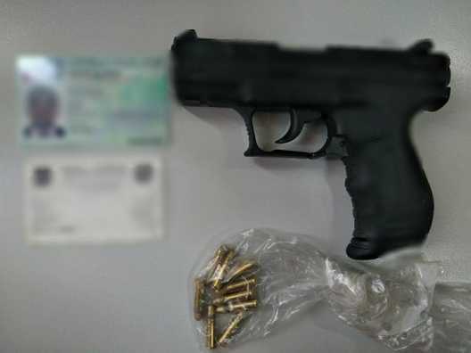 Reținut de polițiști la scurt timp după ce a amenințat cu moartea o femeie și pe avocatul acesteia