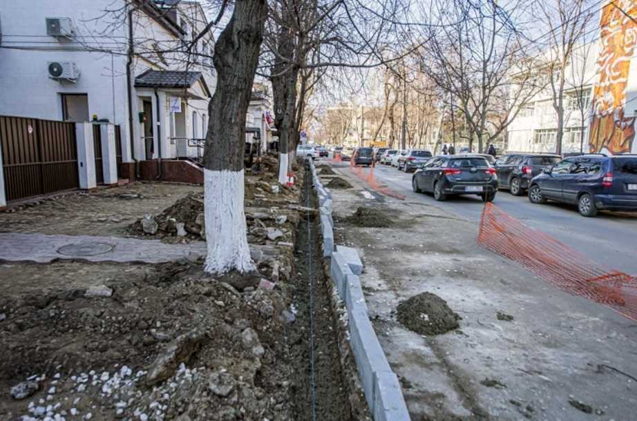 Chișinău: Continuă lucrările de reabilitare a trotuarelor pe strada Alexei Șciusev