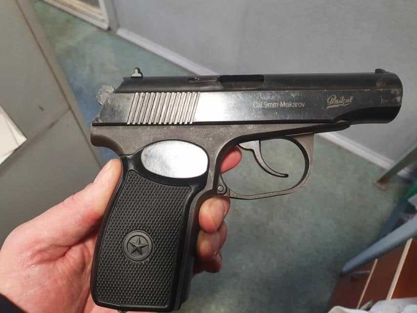 Avea un pistol și un revolver și dorea să facă niscaiva bani