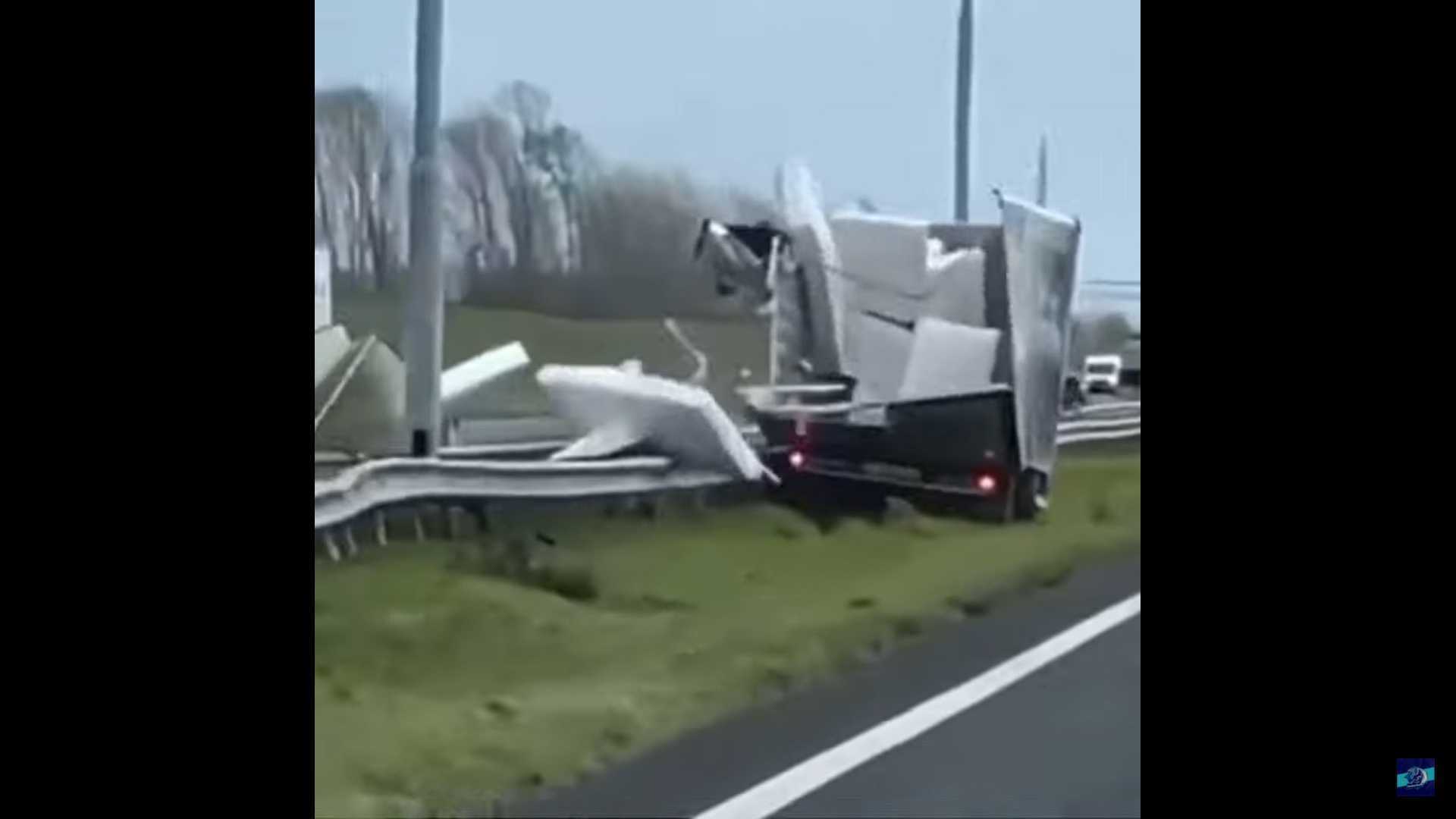 Un camion a fost ridicat de pe șosea de rafalele furtunii / VIDEO