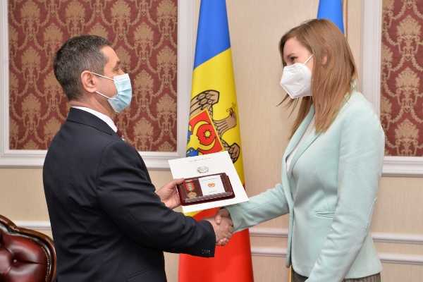 Reprezentantă a Oficiului de Legătură NATO, decorată cu medalia „Pentru Cooperare”