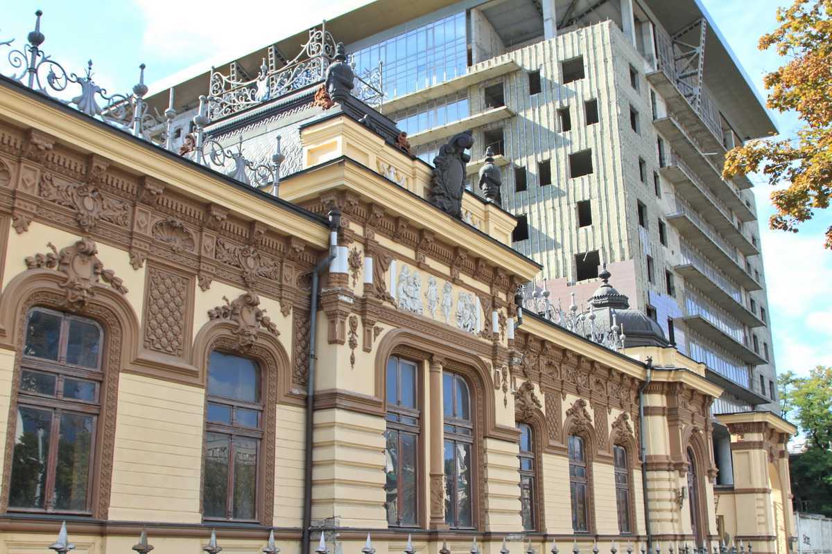Gata cu climatizoarele pe fațadele principale ale clădirilor istorice