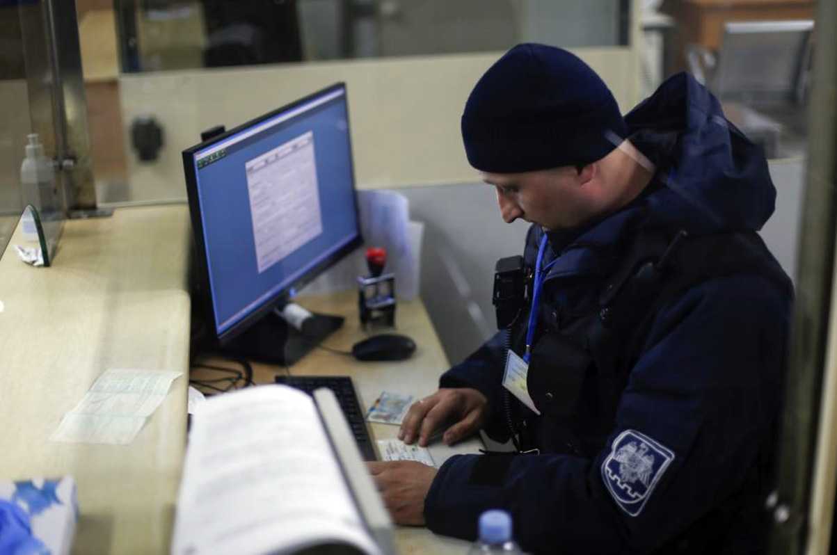 13 acte falsificate, depistate la trecerea frontierei de stat