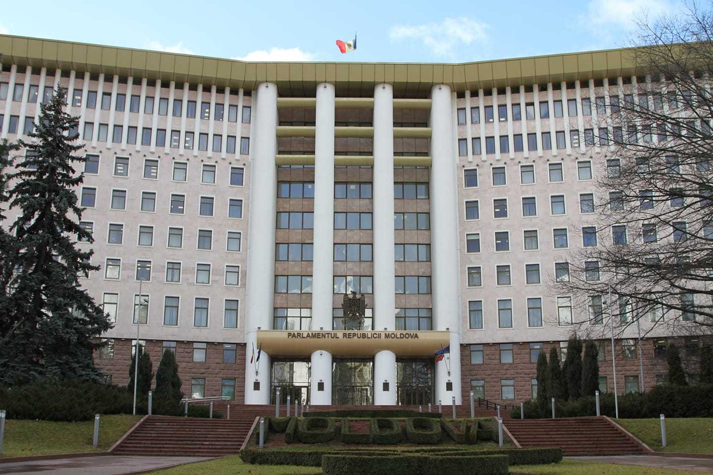 Parlamentul va dona salariul pentru o zi în sprijinul refugiaților