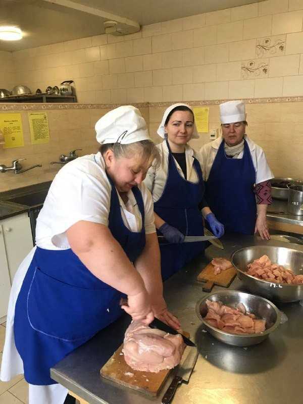 ODESA: Cantinele școlare pregătesc mâncare pentru apărătorii orașului