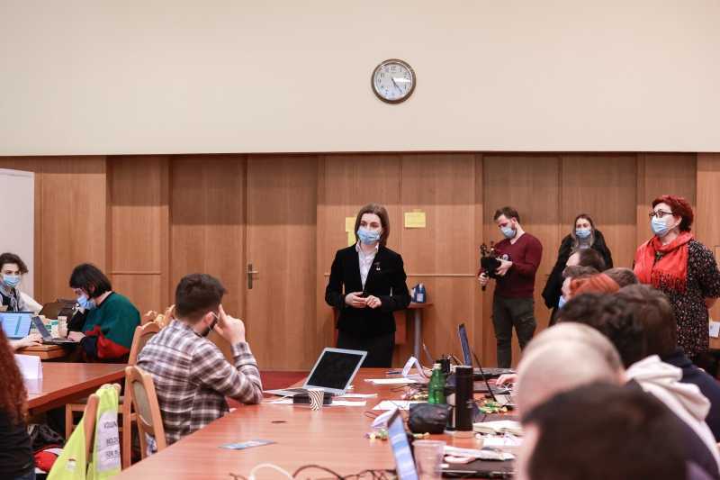 Șefa statului le mulţumeşte voluntarilor pentru asistența oferită în gestionarea fluxului de refugiați din Ucraina