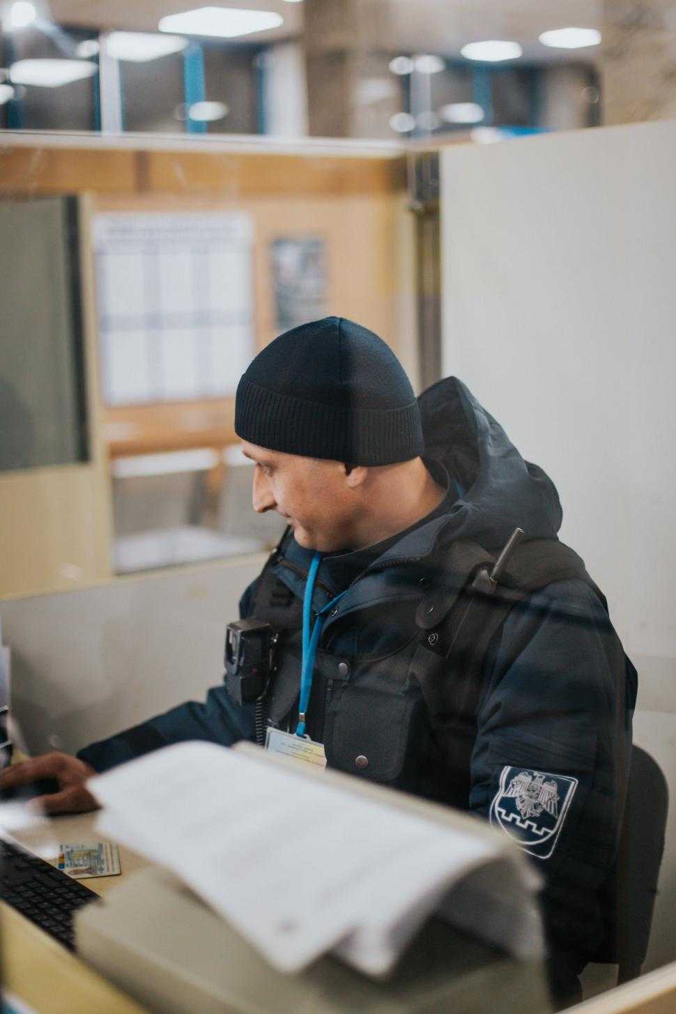 Șase permise de conducere neveridice, depistate în PTF Sculeni