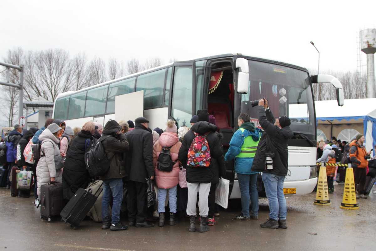 33.969 de cetăţeni ucraineni au intrat duminică în România, preponderent prin R.Moldova