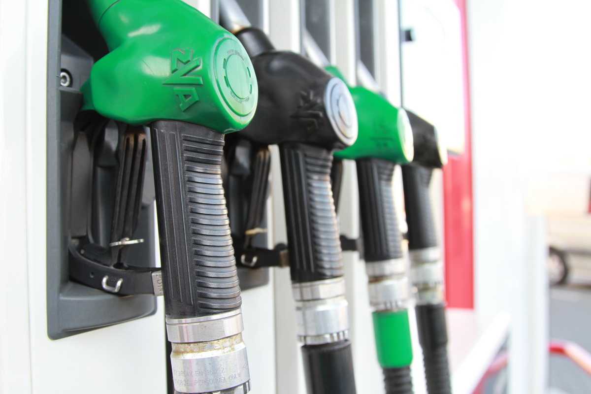 Benzina s-a ieftinit ca urmare a scăderii cotațiilor la petrol