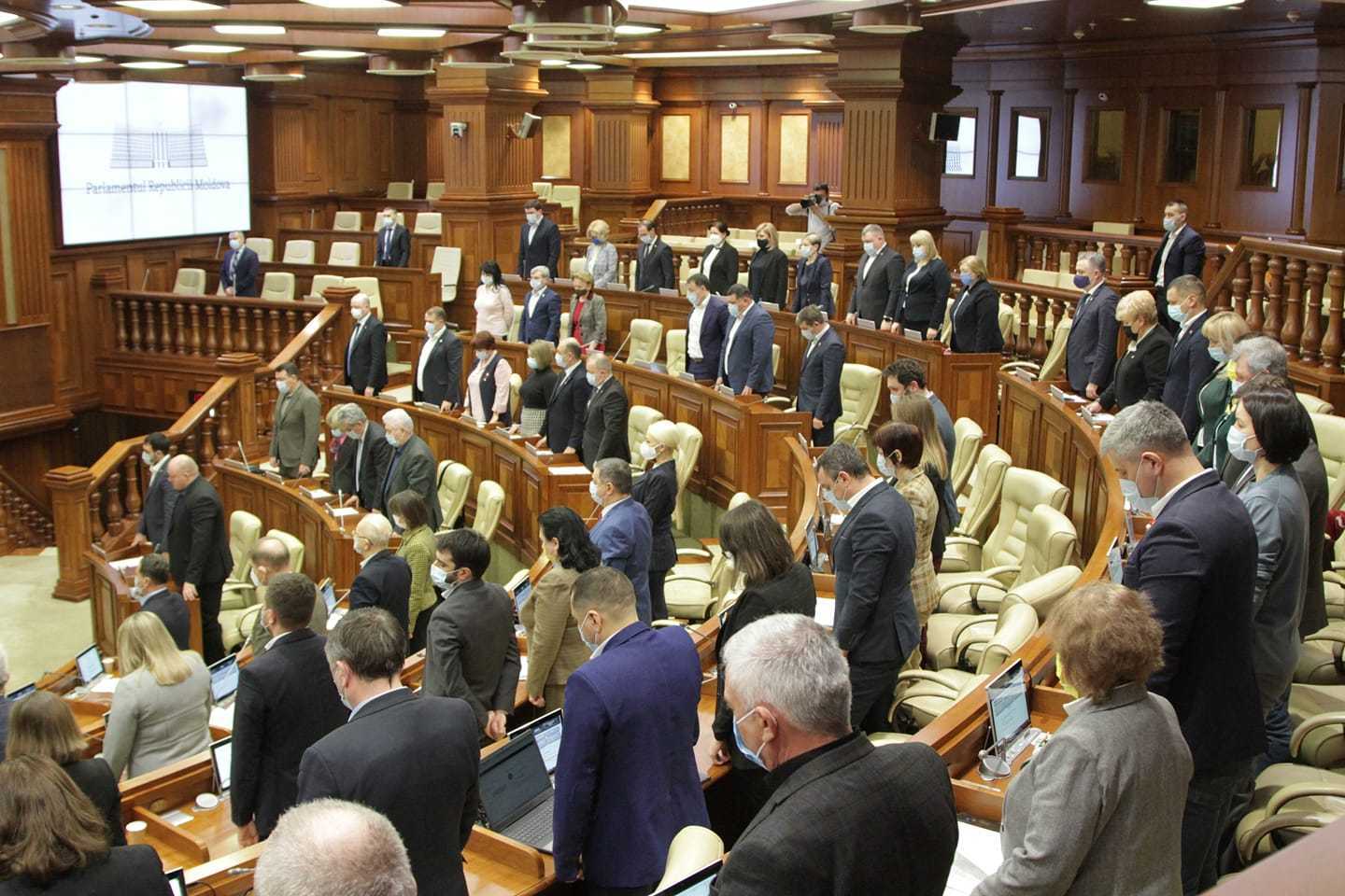 Parlamentarii moldoveni au ținut un minut de reculegere în memoria victimelor războiului din Ucraina