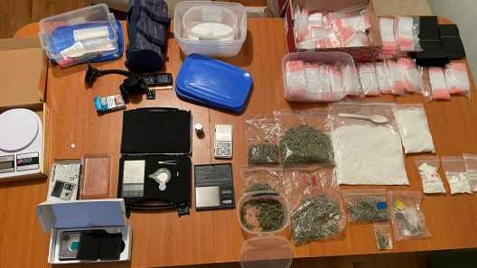 Nouă reținuți și droguri sechestrate în sumă de 700.000 lei / VIDEO