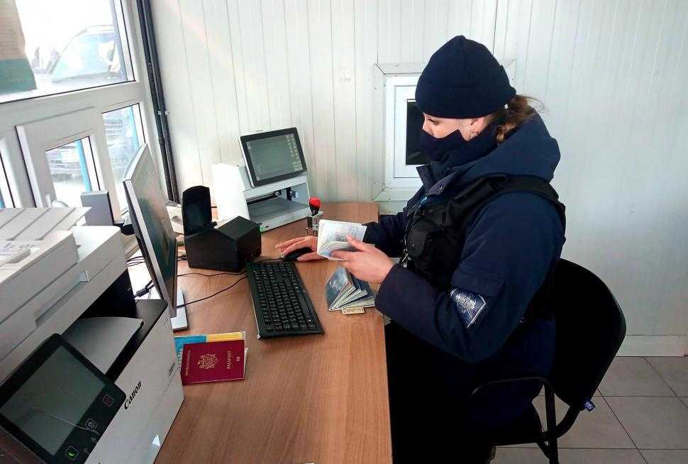 Falsuri în acte, descoperite la trecerea frontierei de EST