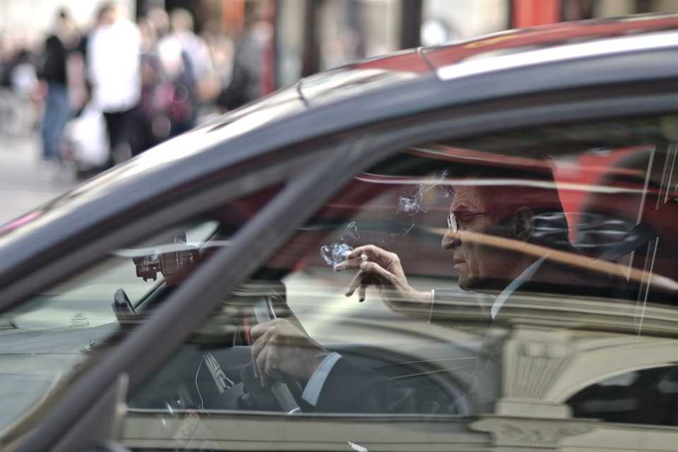 Germania: Fumatul în mașină va fi interzis. Amenda ar putea ajunge până la 3.000 de euro