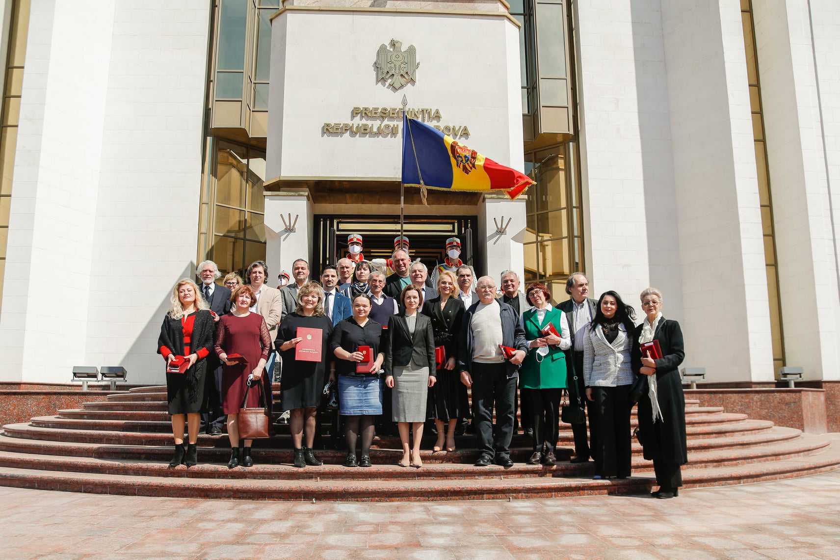 Președinta Maia Sandu a înmânat distincții de stat mai multor oameni de cultură