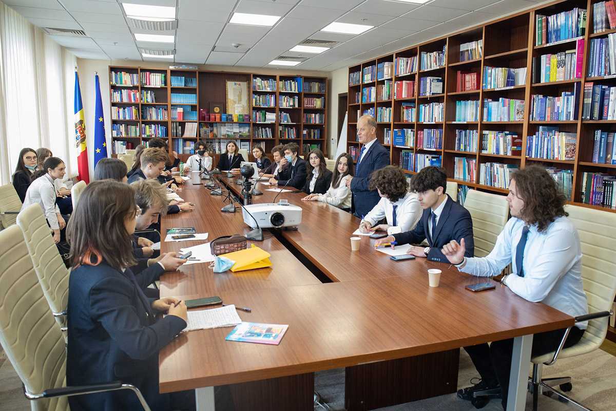 Elevii Liceului ”Aristotel”, în favoarea participării tinerilor la vot de la vârsta de 16 ani