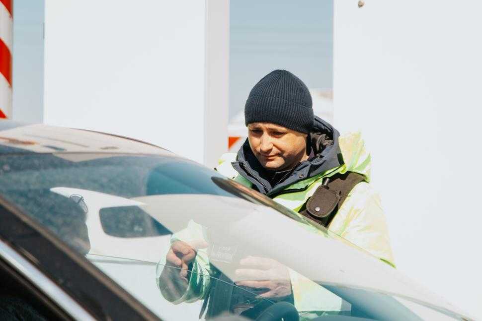 Doi șoferi străini, identificați cu permise de conducere falsificate