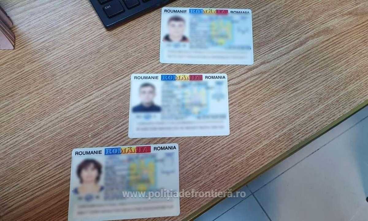 Cărţi de identitate false ascunse în încălţăminte, descoperite la controlul de frontieră