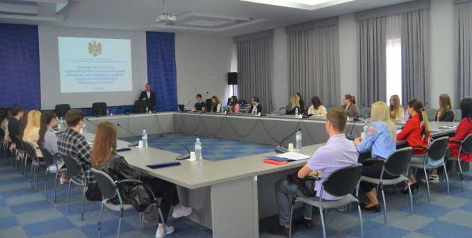 Funcționarii publici debutanți, noii angajați și studenții stagiari, familiarizați cu activitatea MF