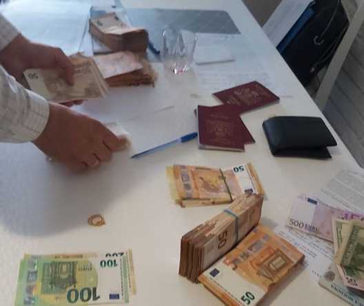 Arestați după ce ar fi estorcat bani de la șoferi de microbuze pe rute internaționale