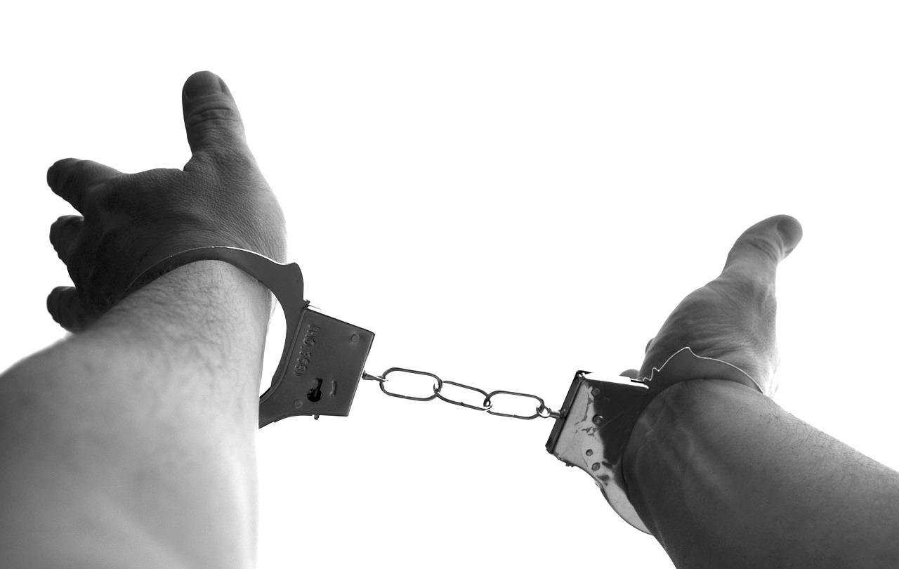 Bărbat tâlhărit în propria casă. Polițiștii au reținut cinci minori