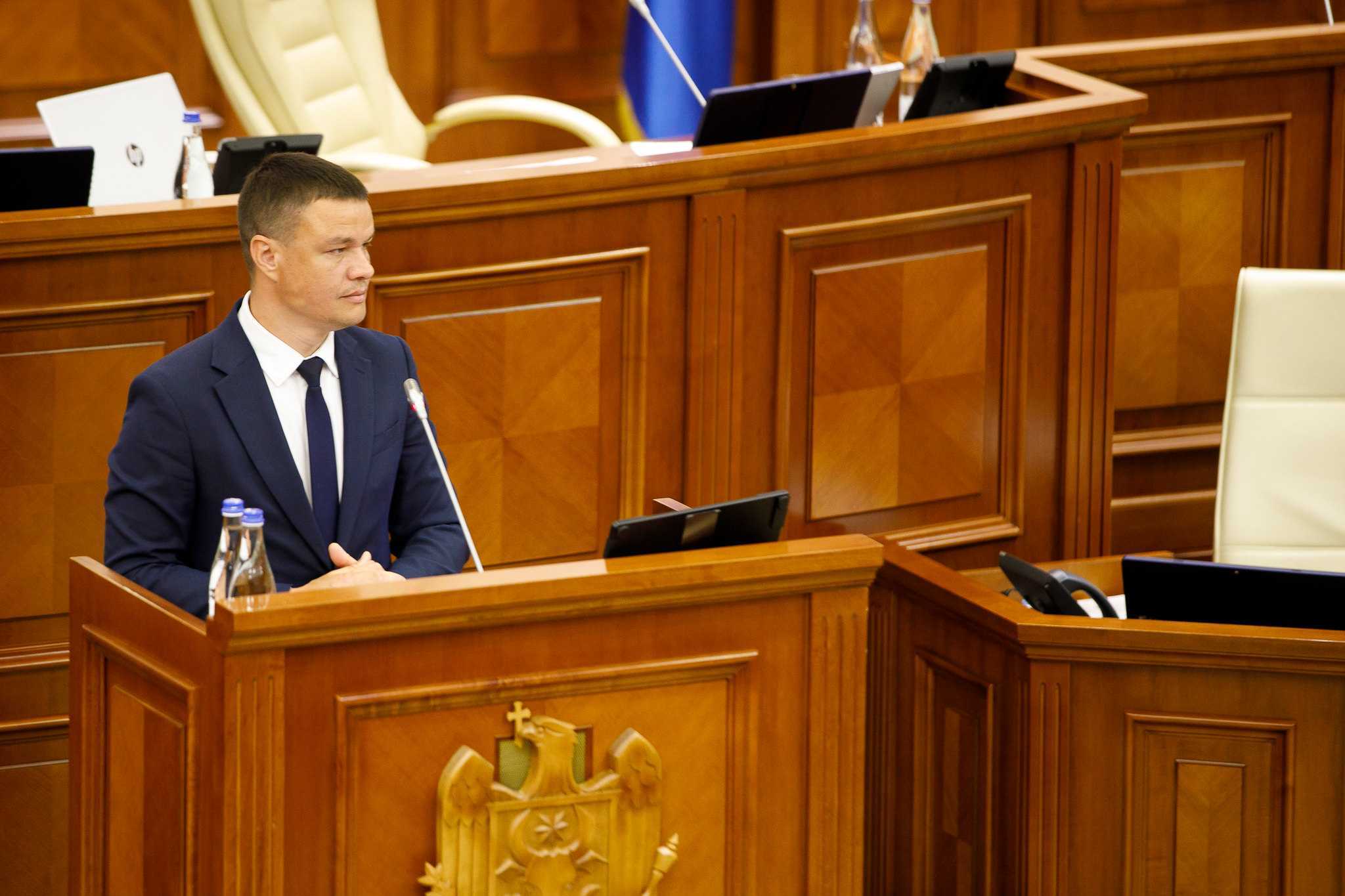 Legislativul a încuviințat ridicarea imunității parlamentare a doi deputați