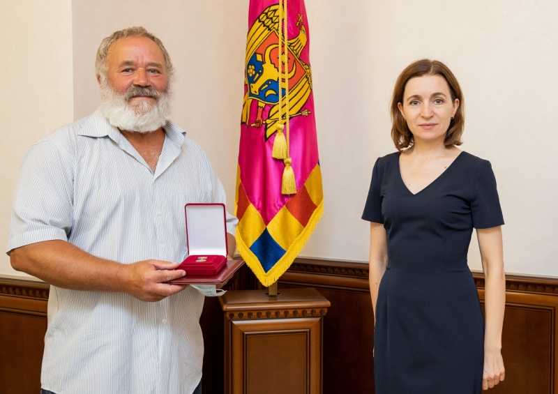Șefa statului i-a înmânat titlul de „Maestru în Artă” artistului plastic Dumitru Verdianu