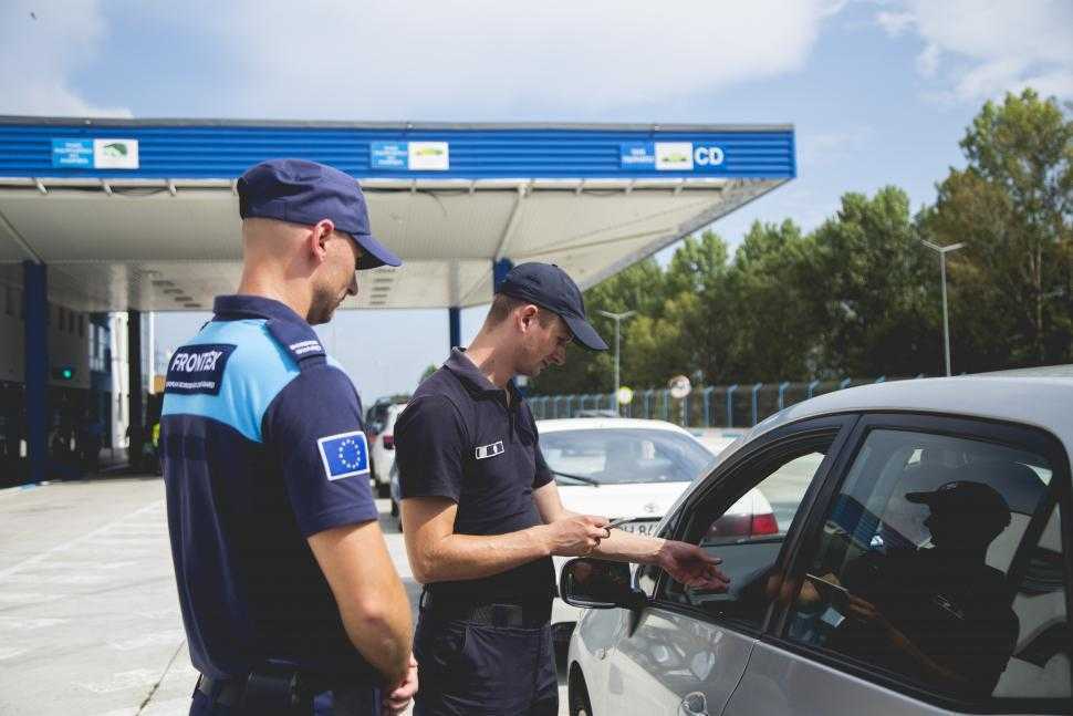 Alte trei permise de conducere falsificate, depistate la trecerea frontierei de EST
